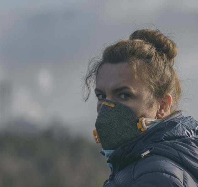 woman wearing mask due to air pollution
