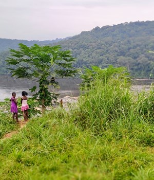Village of Booué (Ogooué-Ivindo Province, Gabon), children run down to the river